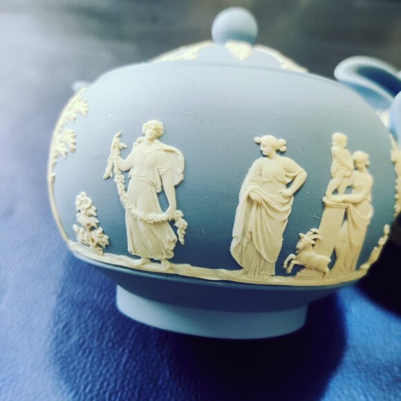 Wedgewood Cream and Sugar Bowl with Lid. Vintage great condition. - Picture 7 of 12